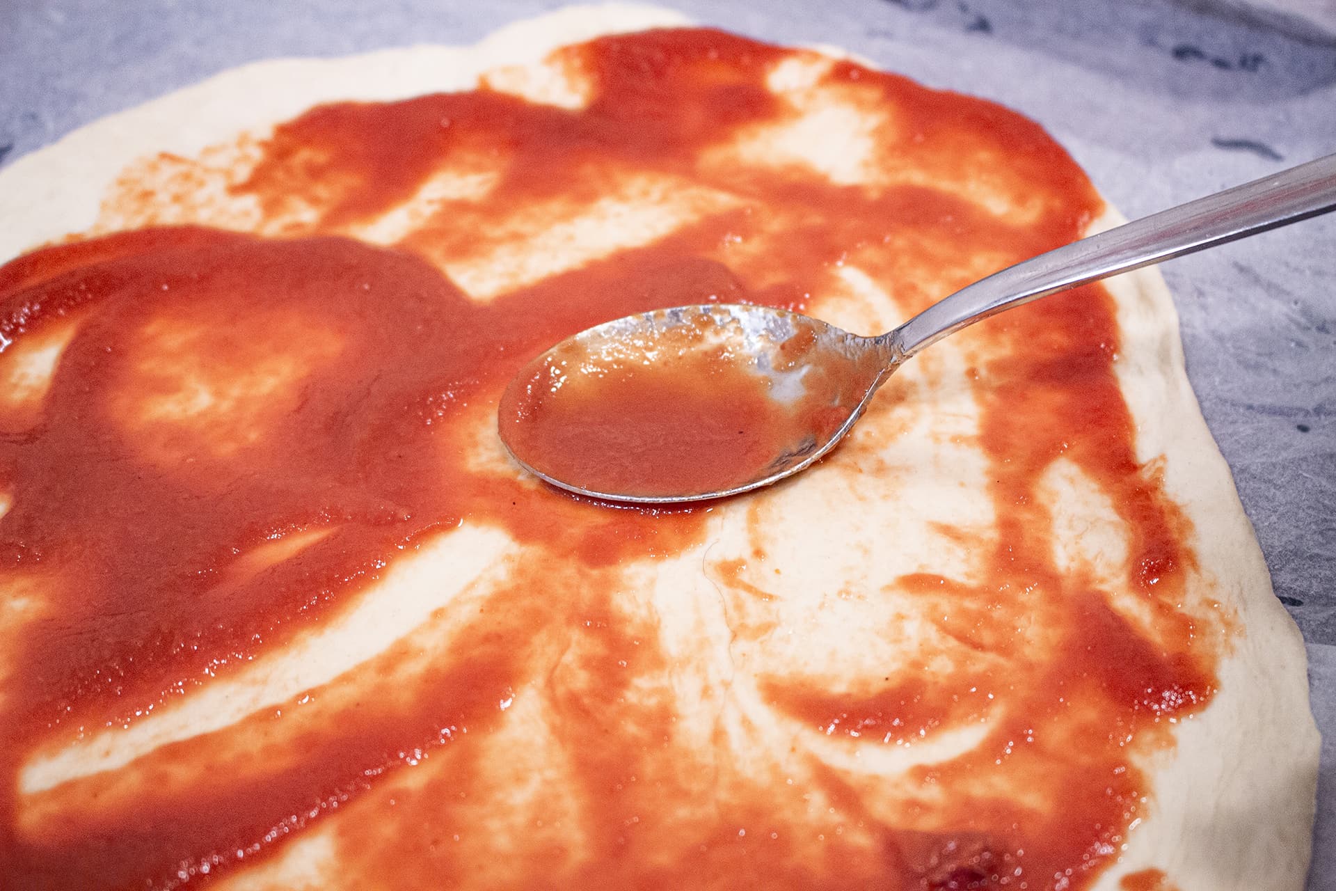 tomate en pizza de chorizo